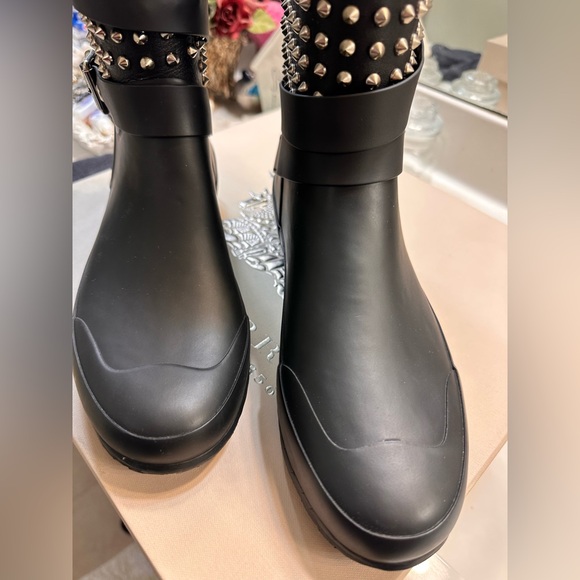 NEW BURBERRY HOLLOWAYS RUBBER BOOTS W SPIKES NEW - Picture 1 of 6